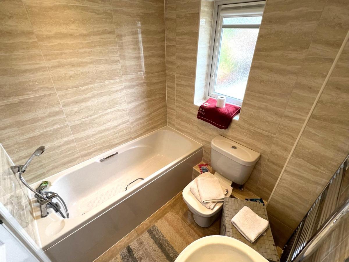 Simply Stunning 2 Bedroom Home With Parking Space นอตติงแฮม ภายนอก รูปภาพ